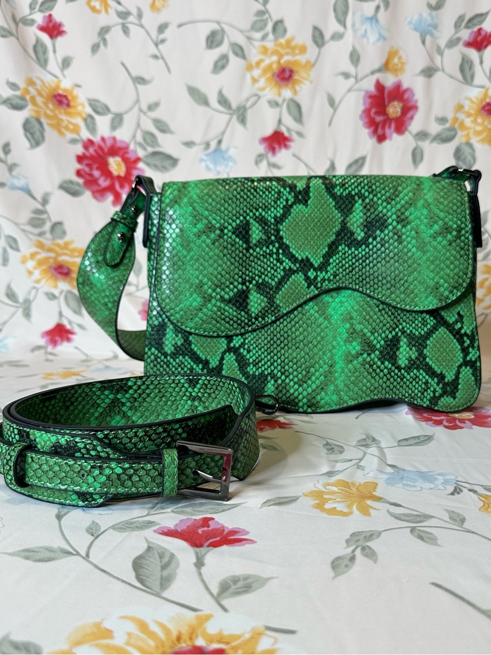 HVISK ELUDE VEGAN LEATHER WAVY SHOULDER & CROSSBODY BAG IN GREEN SNAKE PRINT
